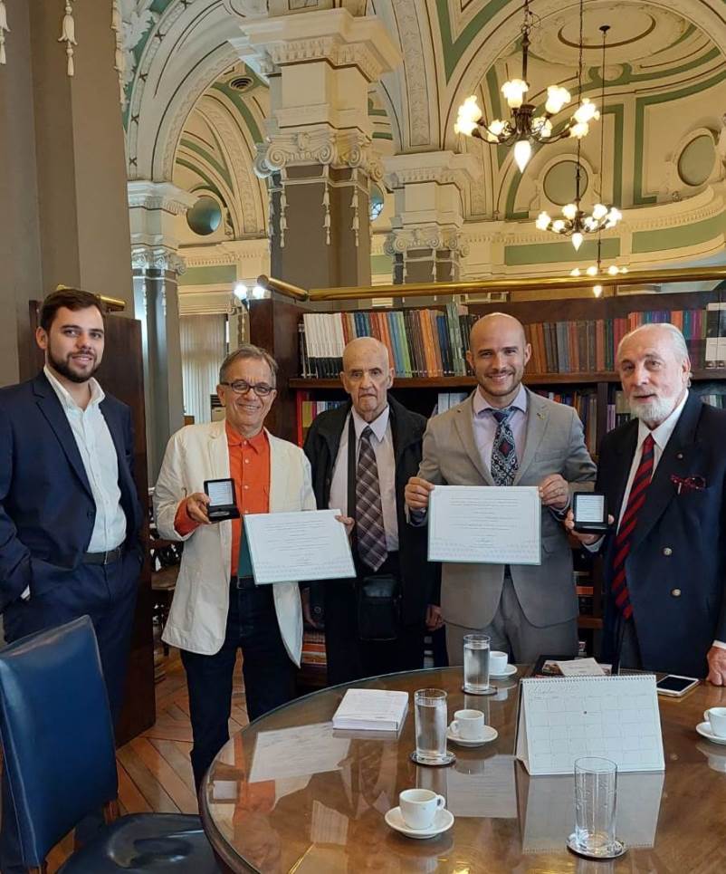Acadêmico Deonísio da Silva condecorado pela Biblioteca Nacional